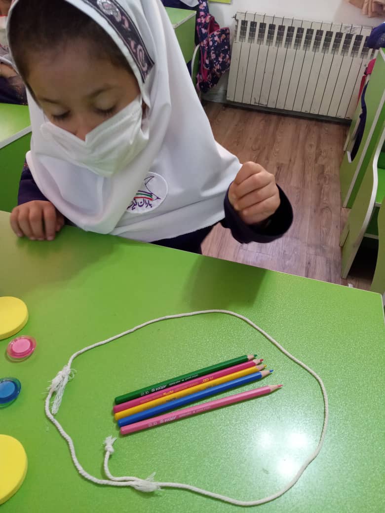 آموزش اعداد با استفاده از ابزار آموزشی در کلاس اول «ب» خانم صواب دوست